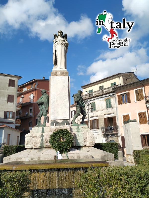 Ceccano (Fr), Piazza XXV Aprile - Monumento ai Caduti.
